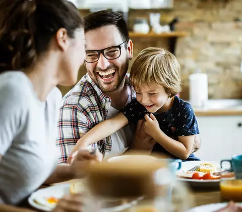 Familie Zuhause Familie scherzt beim Frühstück Zuhause